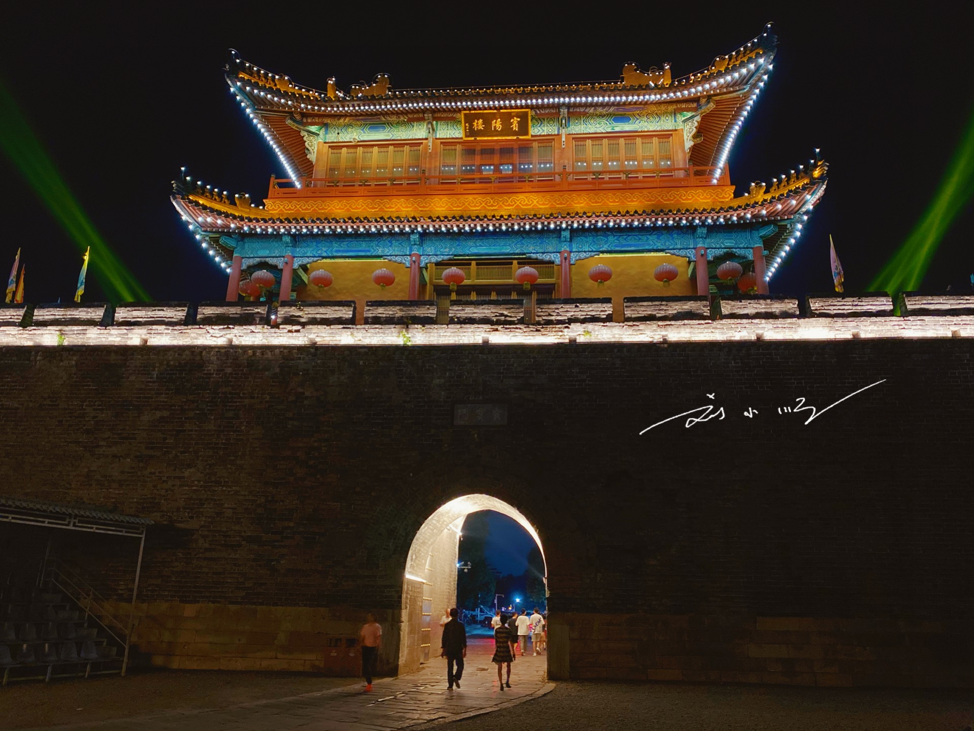 实拍湖北省"荆州古城墙"夜景灯光秀,如梦如幻,游客叹为观止