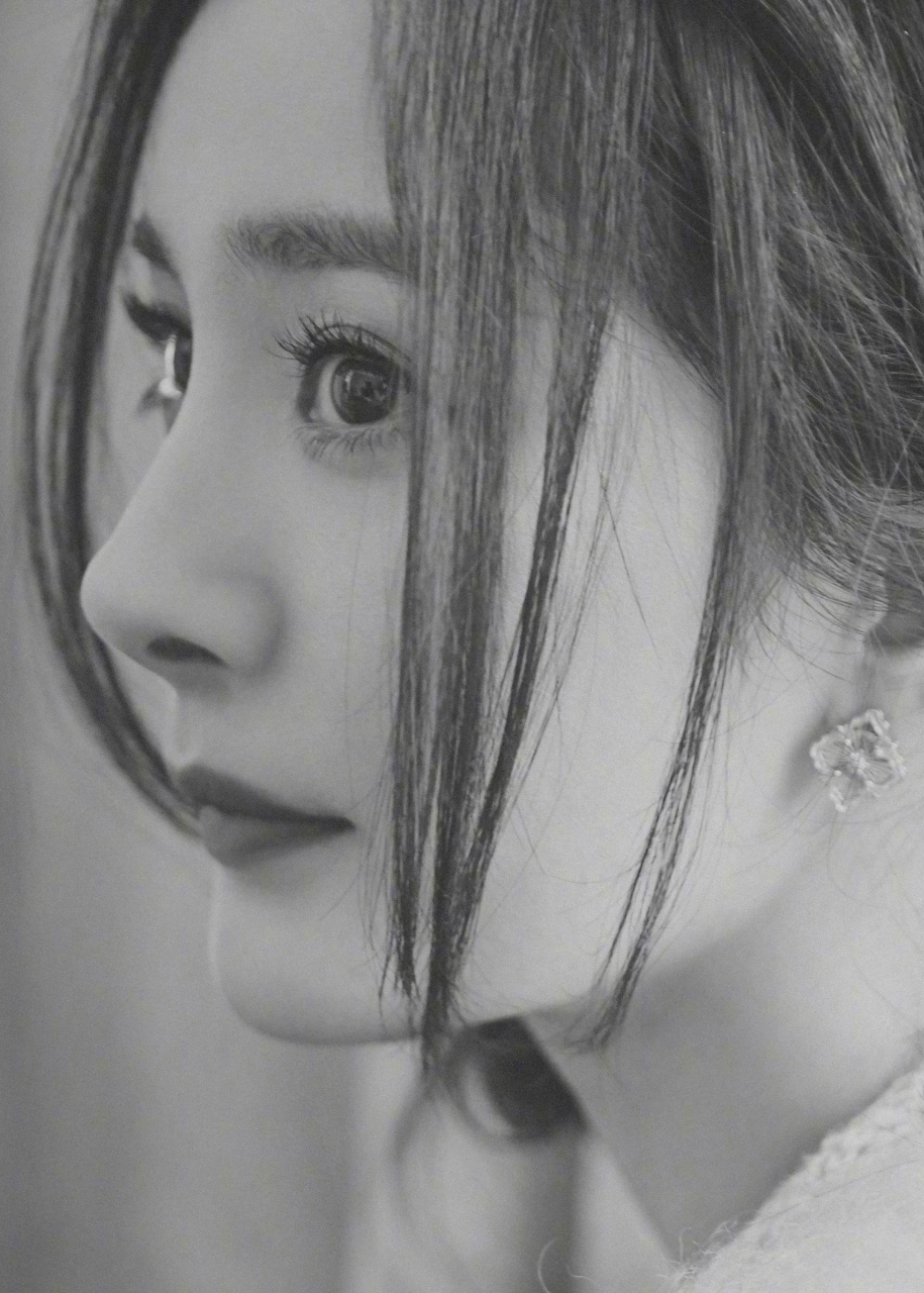 杨幂的眼睛真的是贼啦好看,即使如今已经35 ,皮肤状态已经开始走下坡