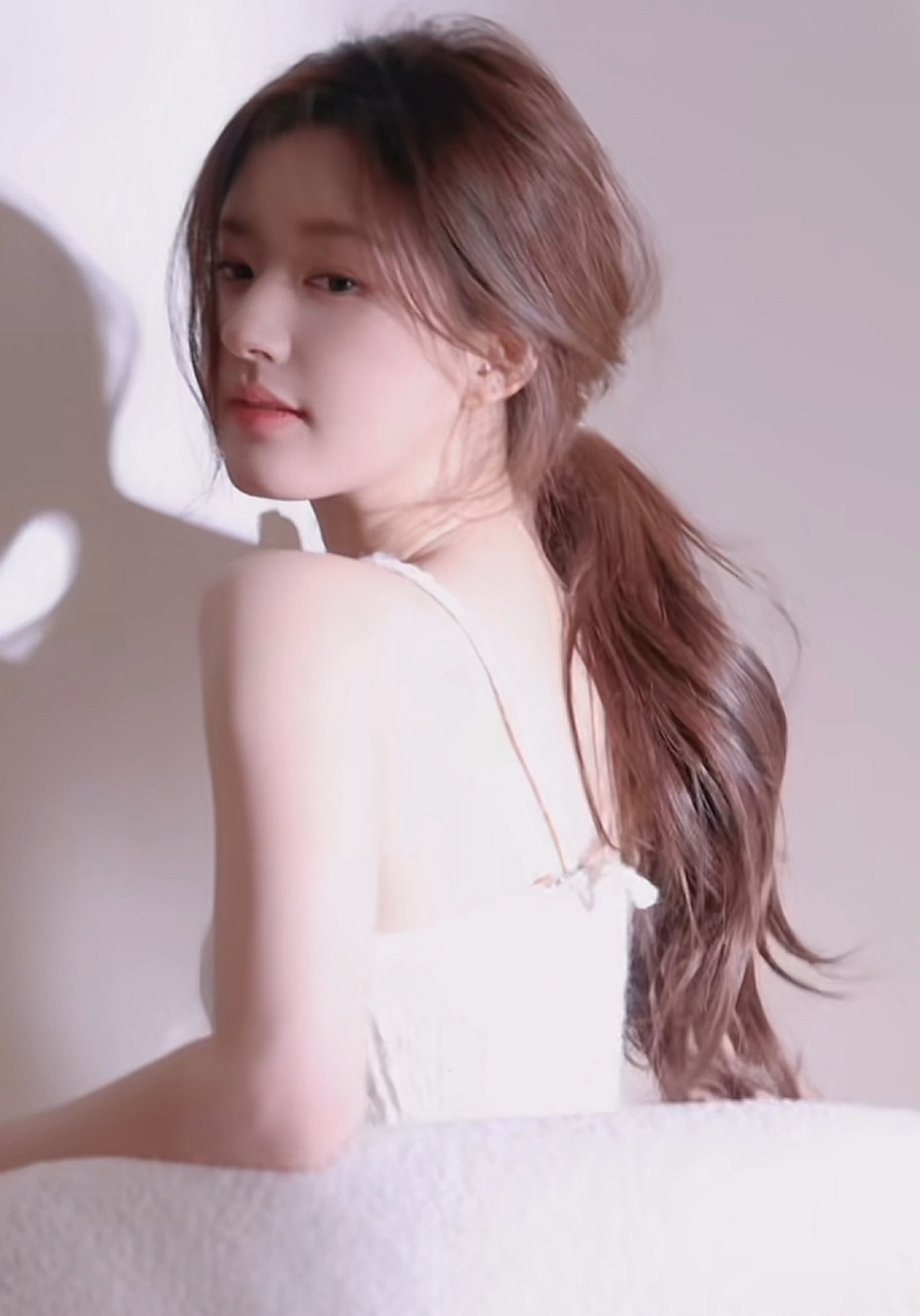 赵露思发新歌录制mv,清透妆容衬托白皙好肤色,低马尾微卷蓬松韩范十足