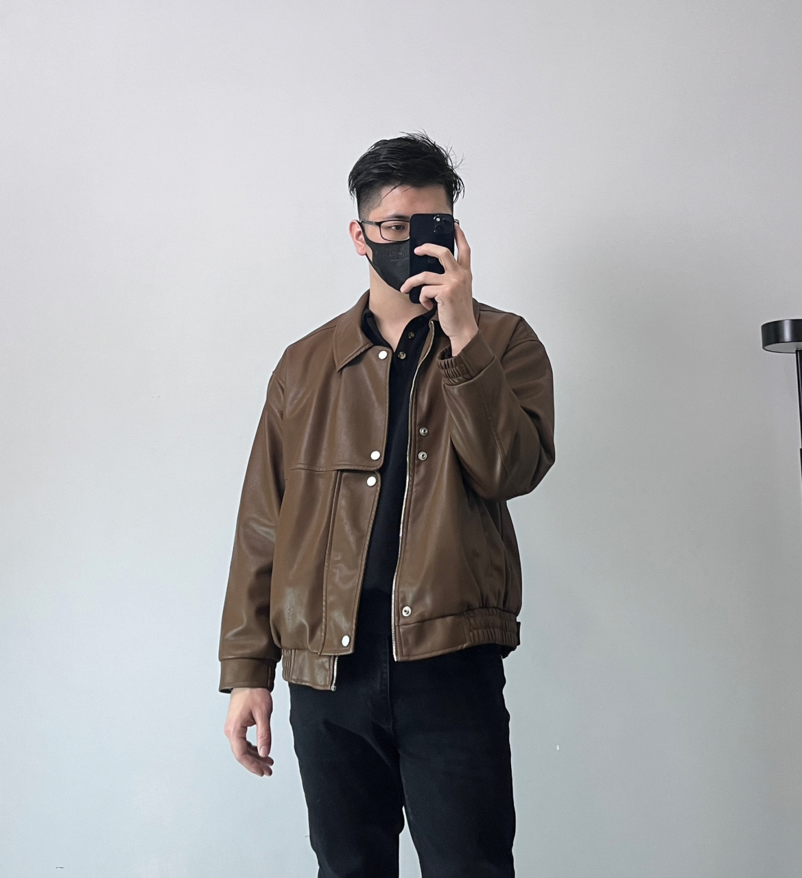 今天是一个轻熟皮衣look 复古的棕色皮衣夹克搭配黑色弹力牛仔裤 内搭