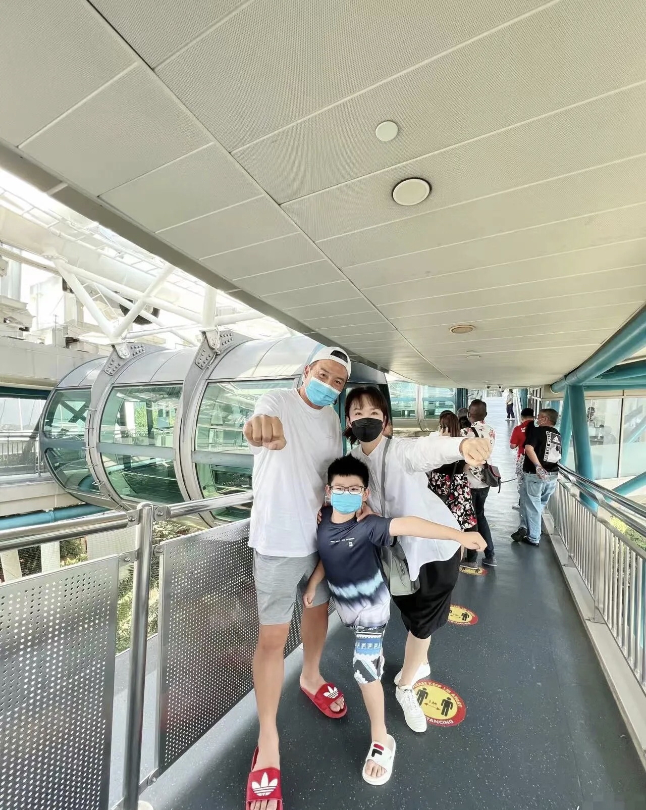 51岁范文芳晒泳装照庆祝节日,高龄产子被宠成公主