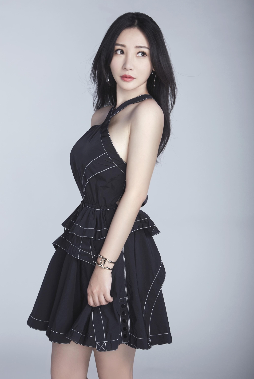 柳岩言承旭拍戏现场,柳岩一身蓝色长裙,身材有点尴尬