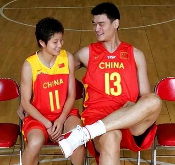 叶莉和姚明睡觉,床中间必须留出一条缝隙,因为这关系到人身安全