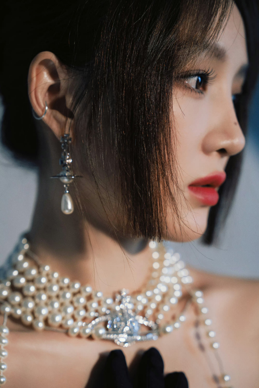 孟佳黑色美人鱼裙造型# 孟佳黑色美人鱼裙造型,风格好合适呀,姐姐真