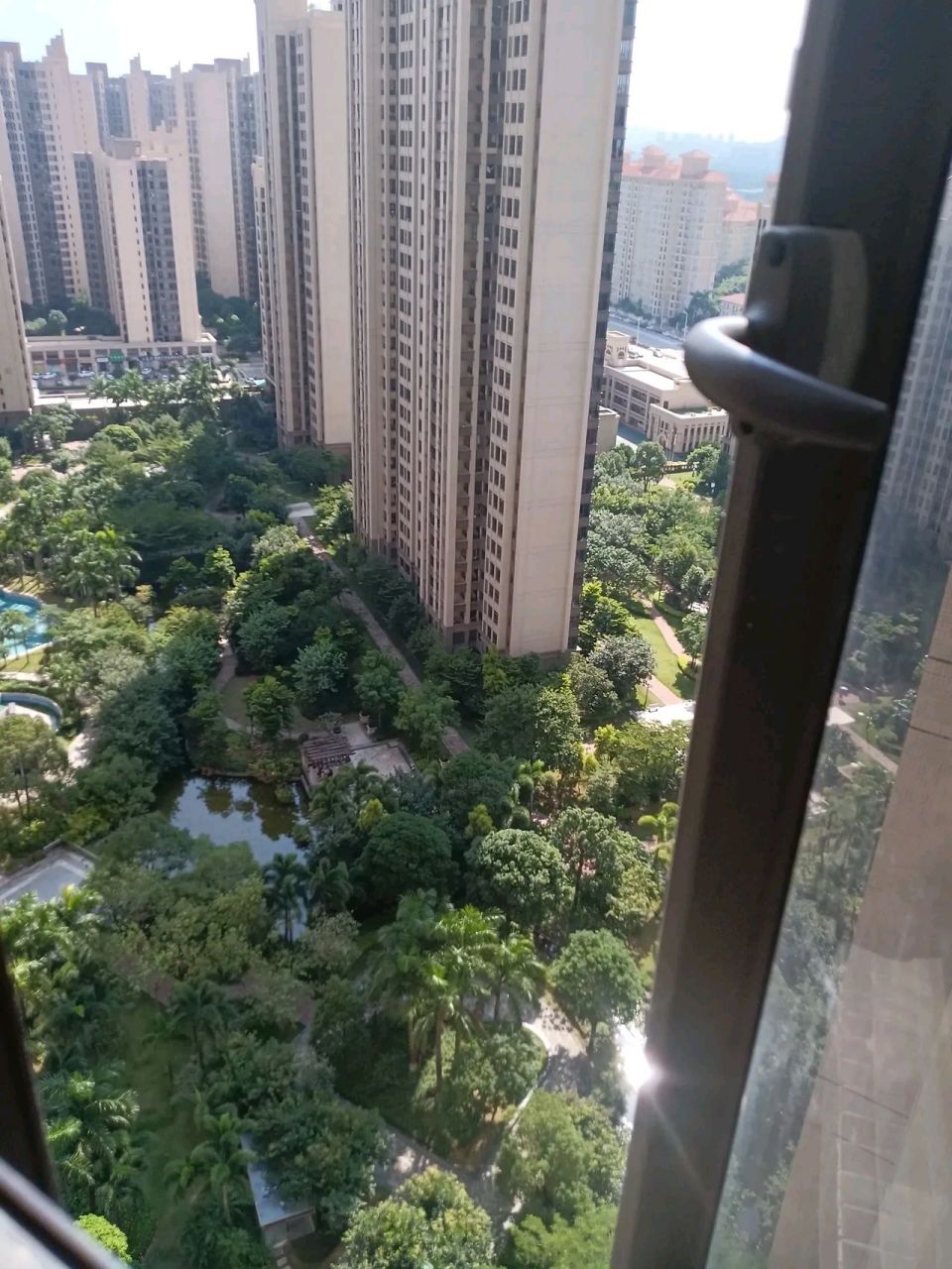 堂哥的儿子今年海南师范大学毕业,保研无望考研更是绝望,现在还没找到