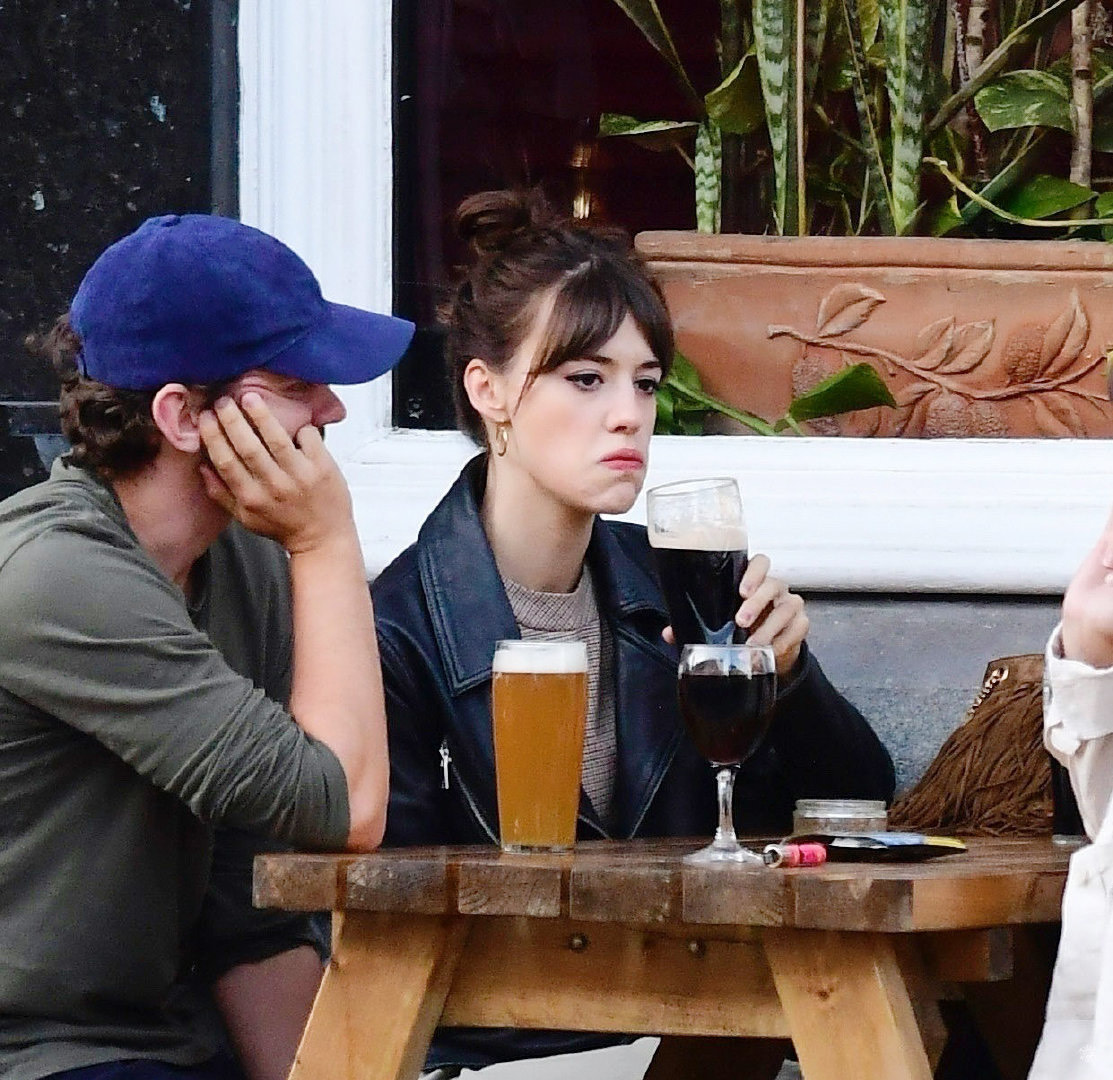 《普通人》主演黛西·埃德加-琼斯和男友tom varey伦敦最新街拍照