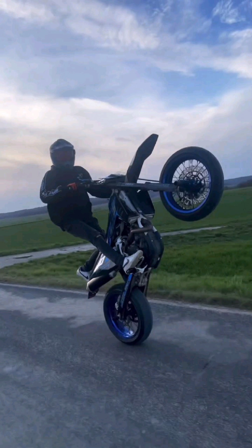 摩托翘头不是耍帅就是作死