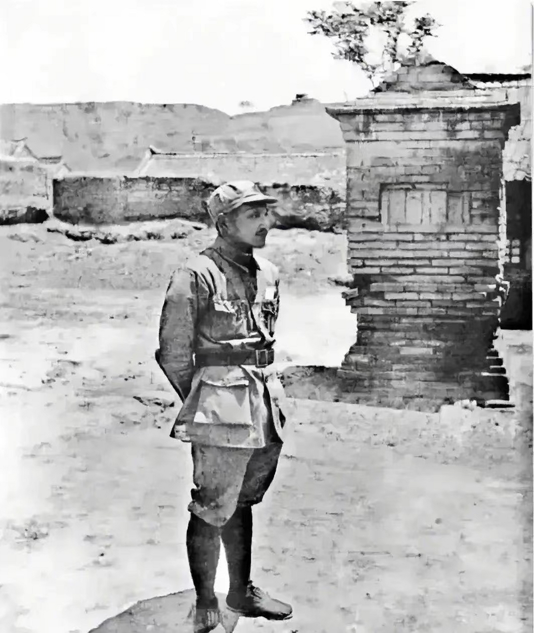 这张照片拍摄于1935年的陕北延安,你能看出照片中的是谁吗?