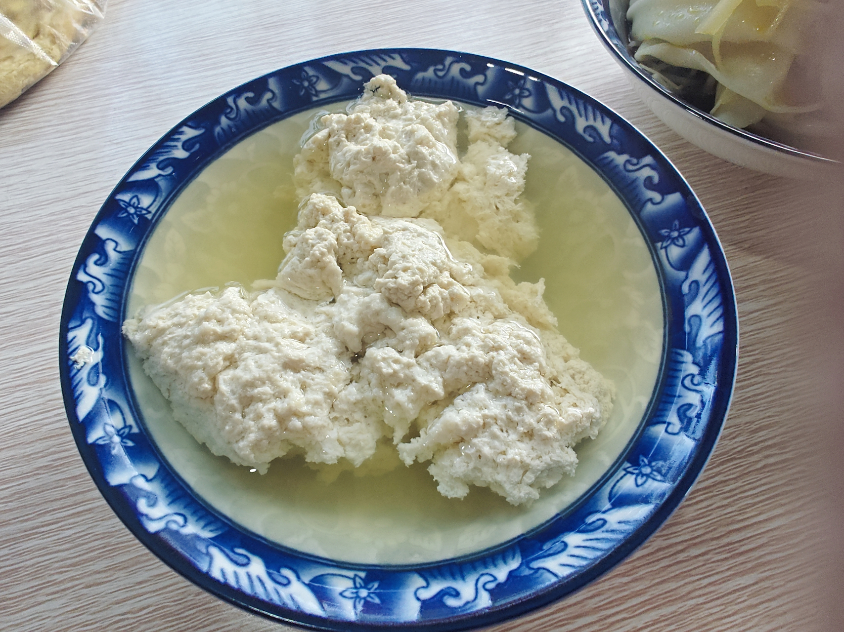 汉中人的早晨从一碗热面皮和一碗菜豆腐开始,看这色泽,好诱人