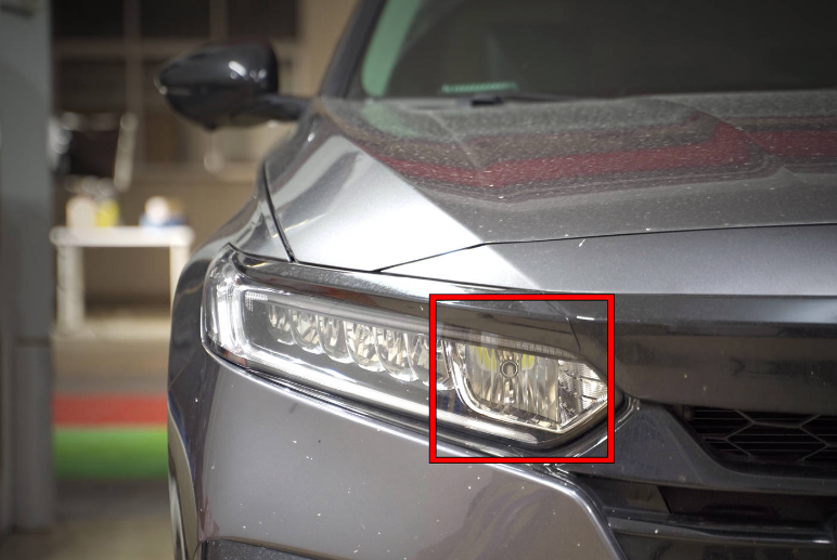 雅阁大灯高度调节开关在哪