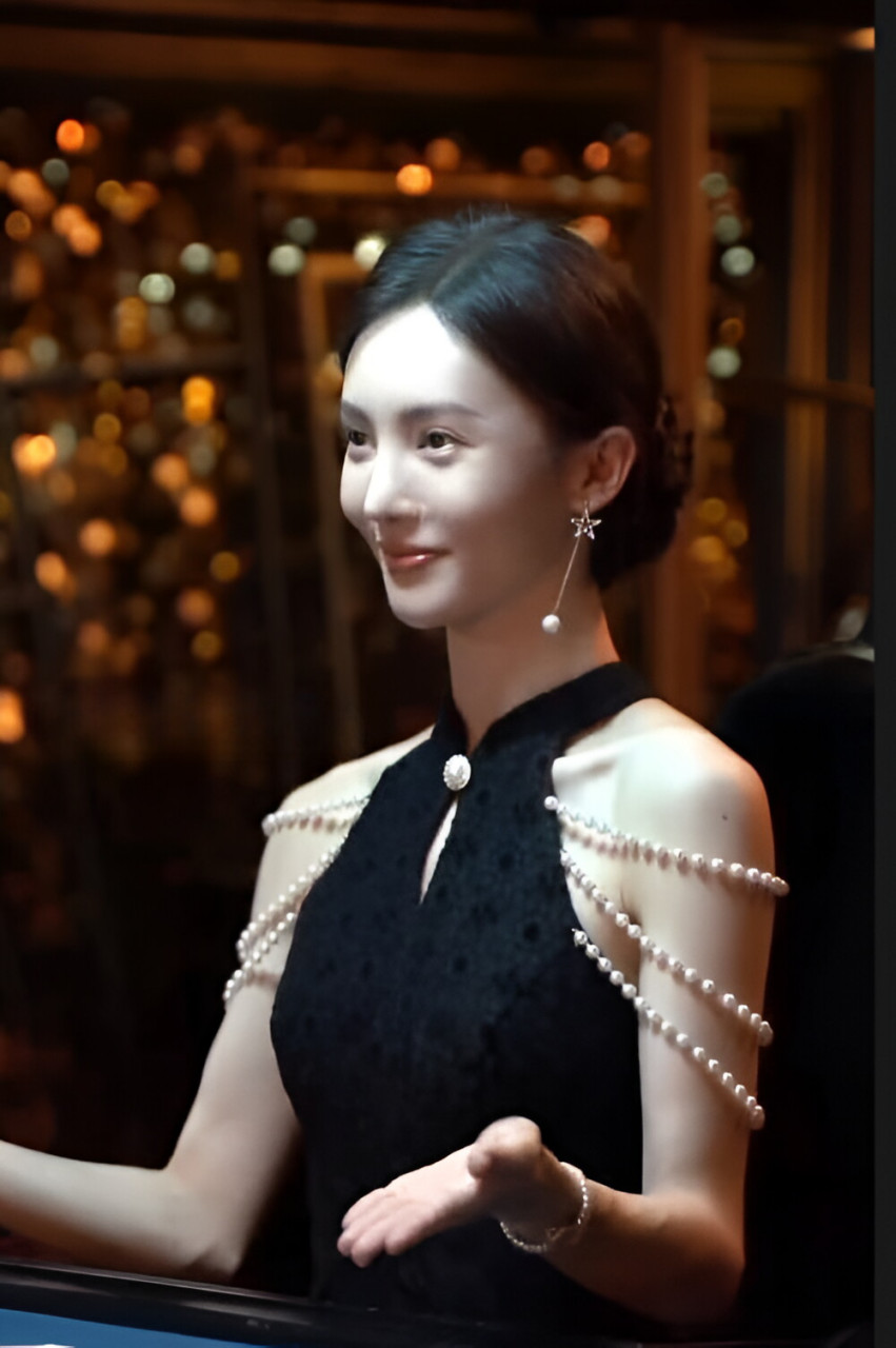 被《孤注一掷》里饰演最美女荷官的金晨,妩媚一笑给惊艳到了!