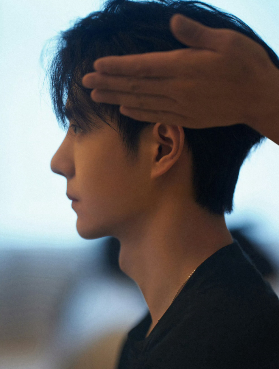 洛阳城出来的那个少年背后全是光光的背后是不为人知的心酸 #王一博