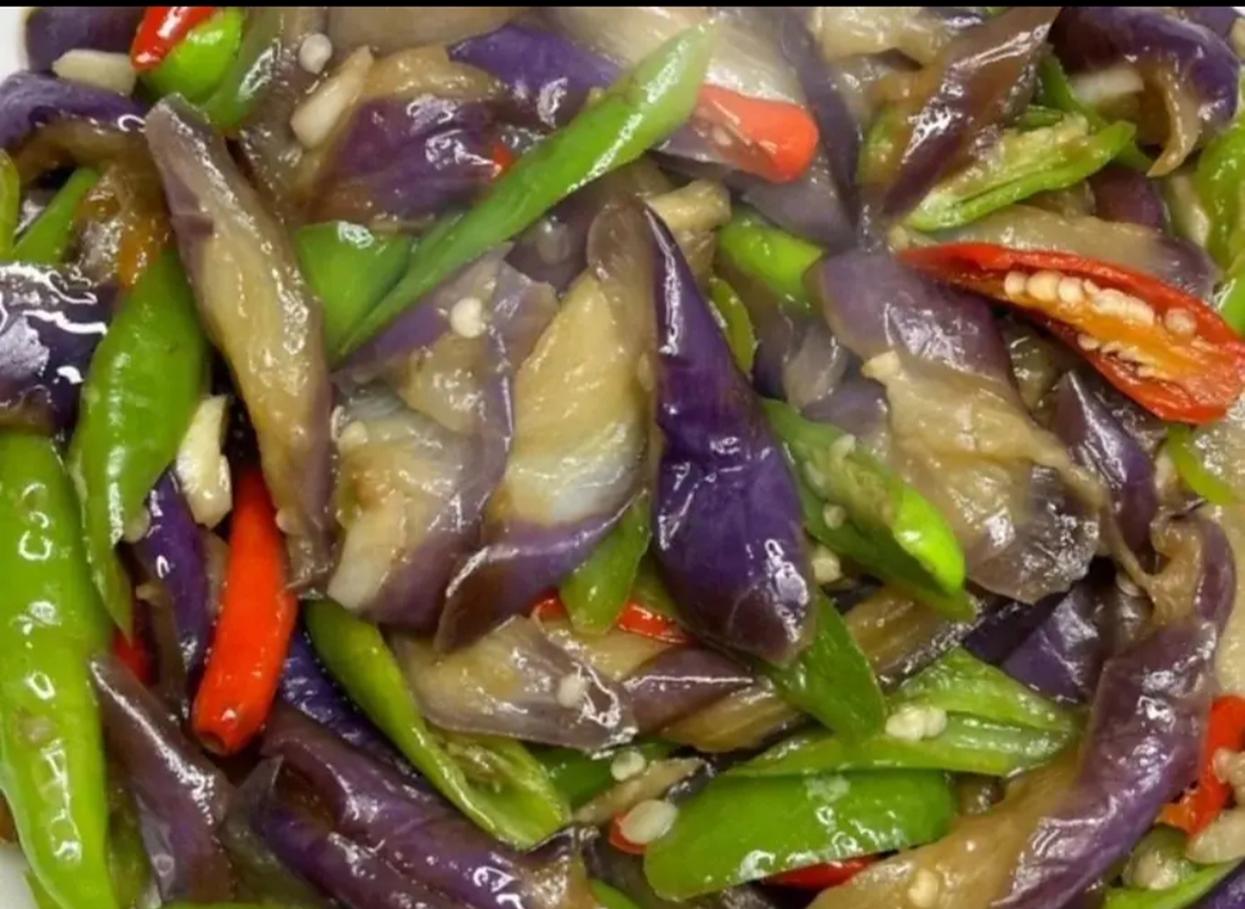 茄子清洗干净,然后切成小块,放入大碗中,接着加入适量的食盐一起抓拌