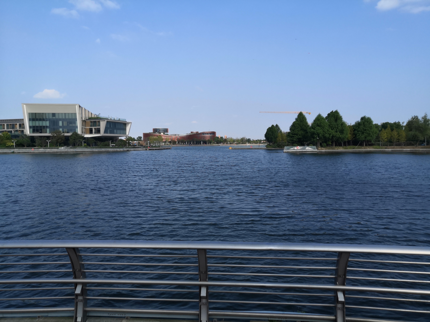 金海湖湖水清澈, 年丰公园,泡泡公园环绕, 休闲,搭帐篷,放风筝…