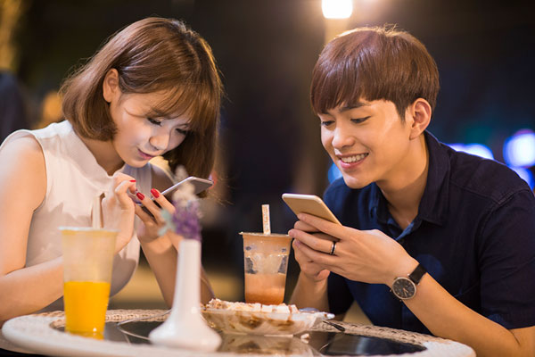 约会新潮流:牛排套餐,配上红酒,再偷亲一下,饭后一起散散步