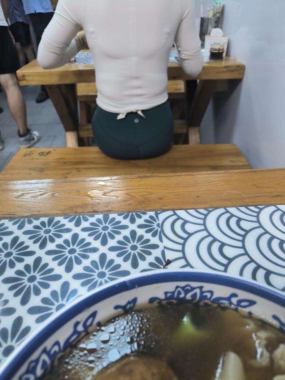 这女的后背看起来怪怪的,要是底盘再宽点,或许会好很多.大家怎么看?