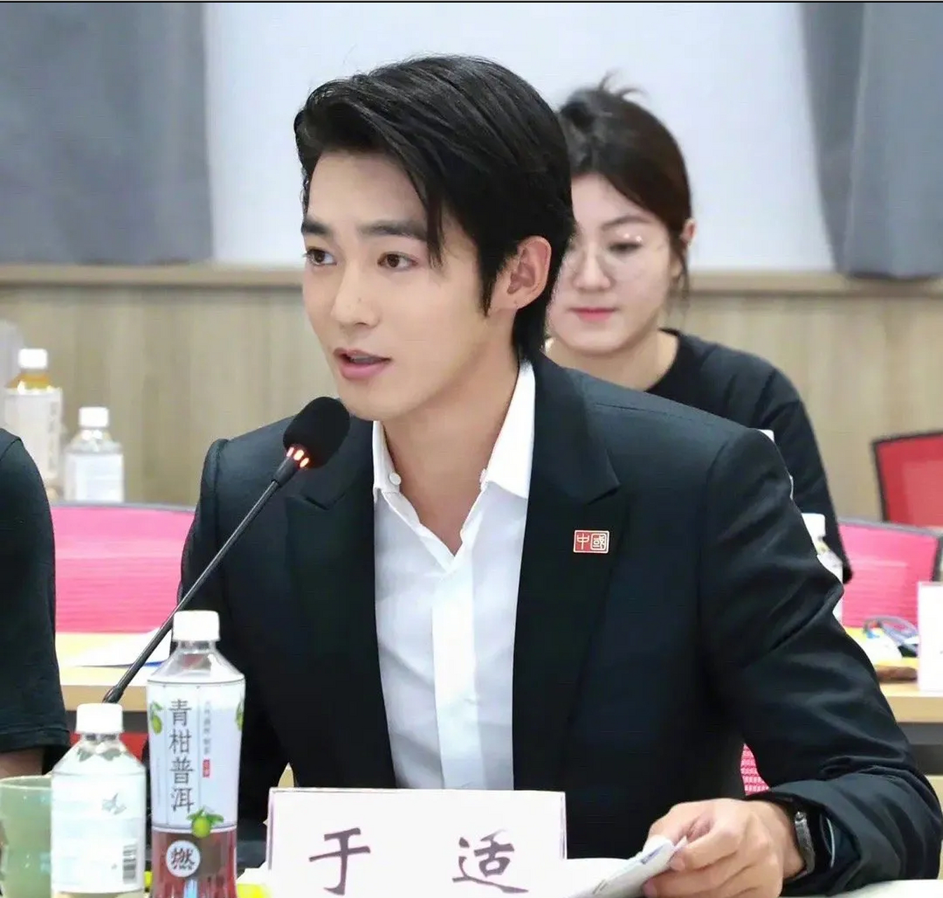 于适很上台面,在央视的镜头前阳光帅气,侃侃而谈,借助封神这股东方,于