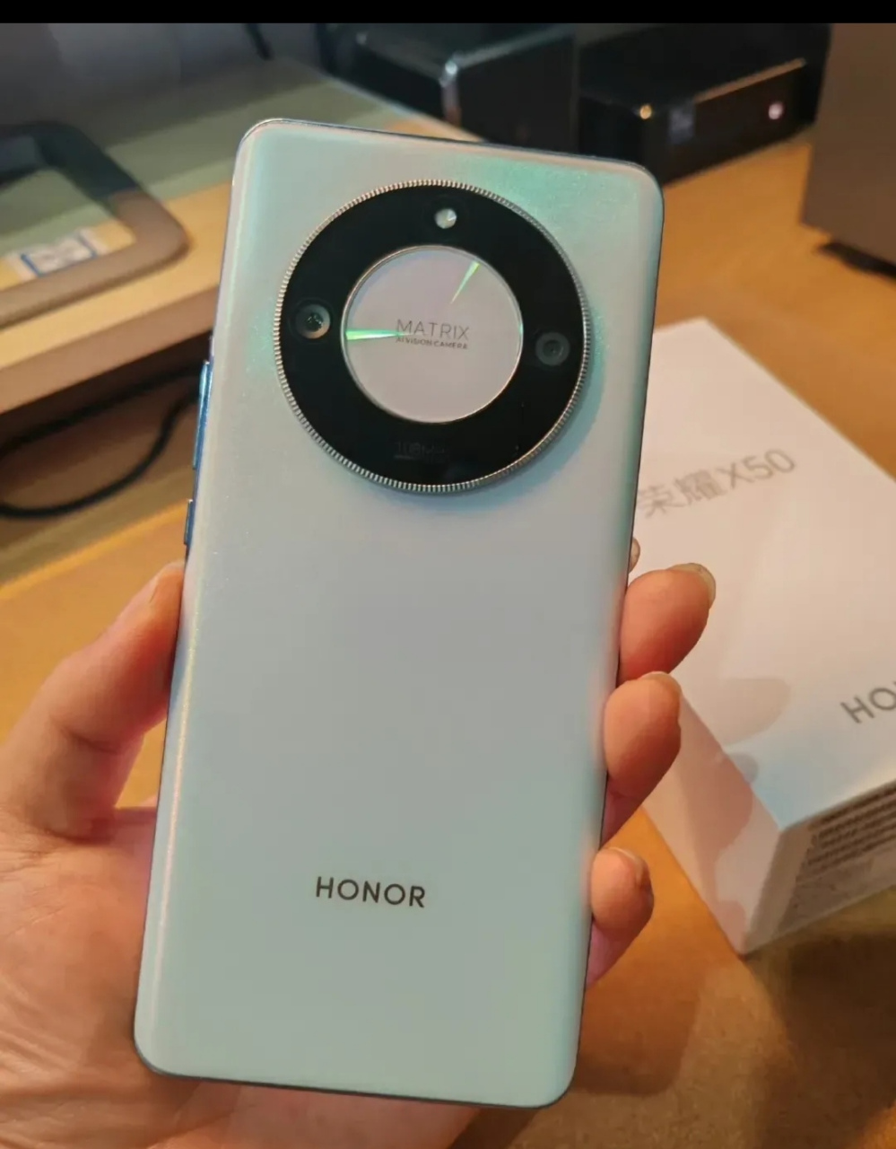 荣耀x50gt据相关人员透露,将搭载骁龙7gen2(或者骁龙8gen1),双扬声器