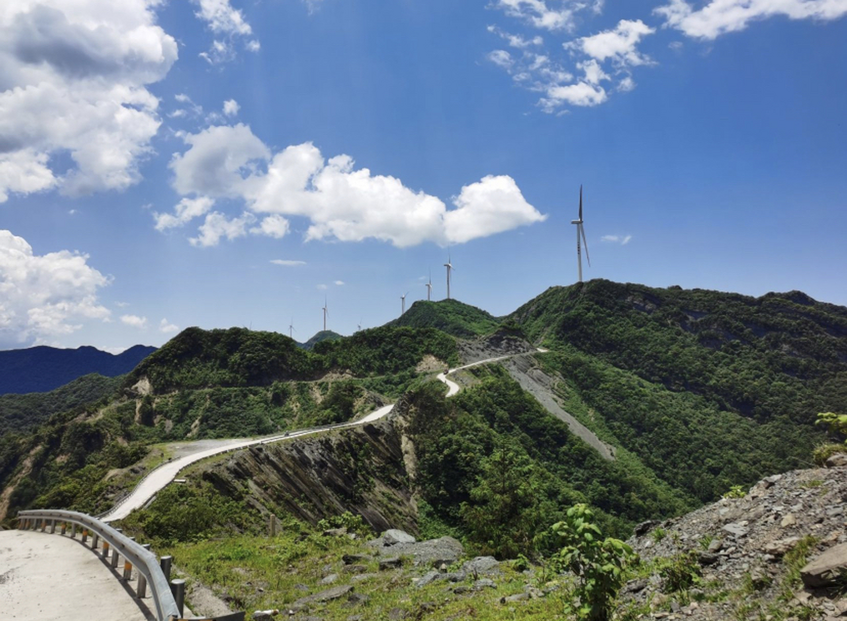 石柱刀背梁景区是一个令人心旷神怡的自然风景区,它位于重庆市石柱