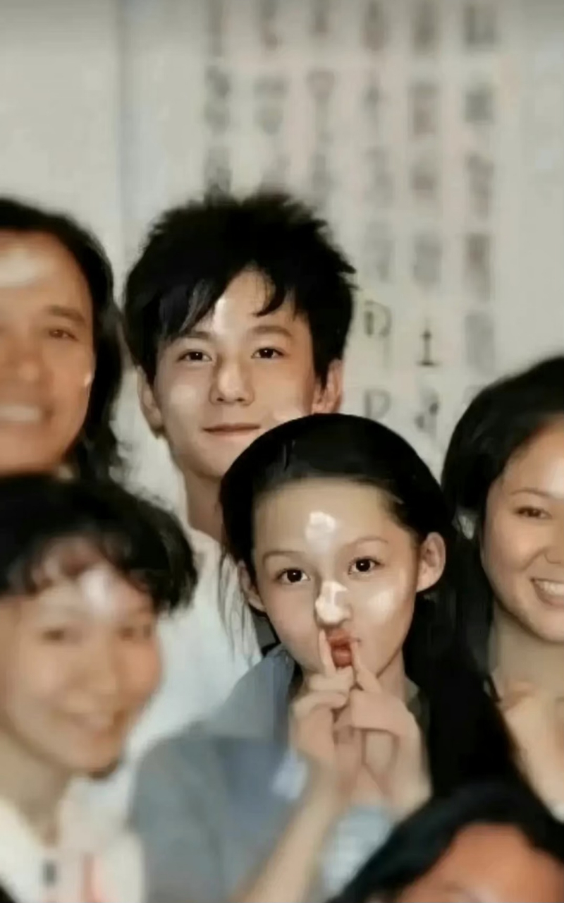 杨洋李沁《红楼梦》时期的合照,好青涩好可爱的两个人