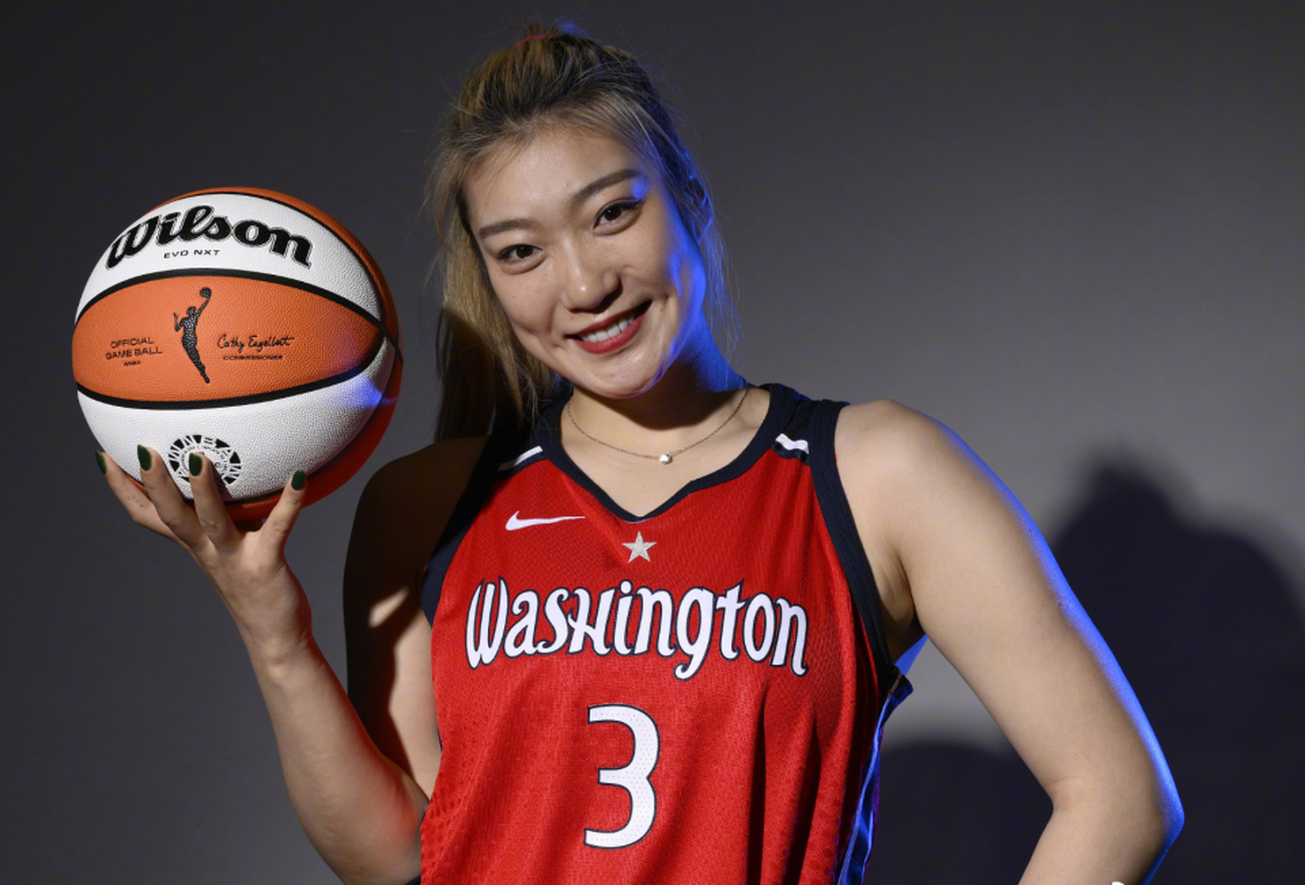 新赛季李梦身披3号球衣代表华盛顿神秘人出场.