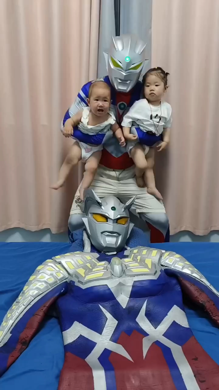 赛罗宝宝教孩子们摘头标,好开心