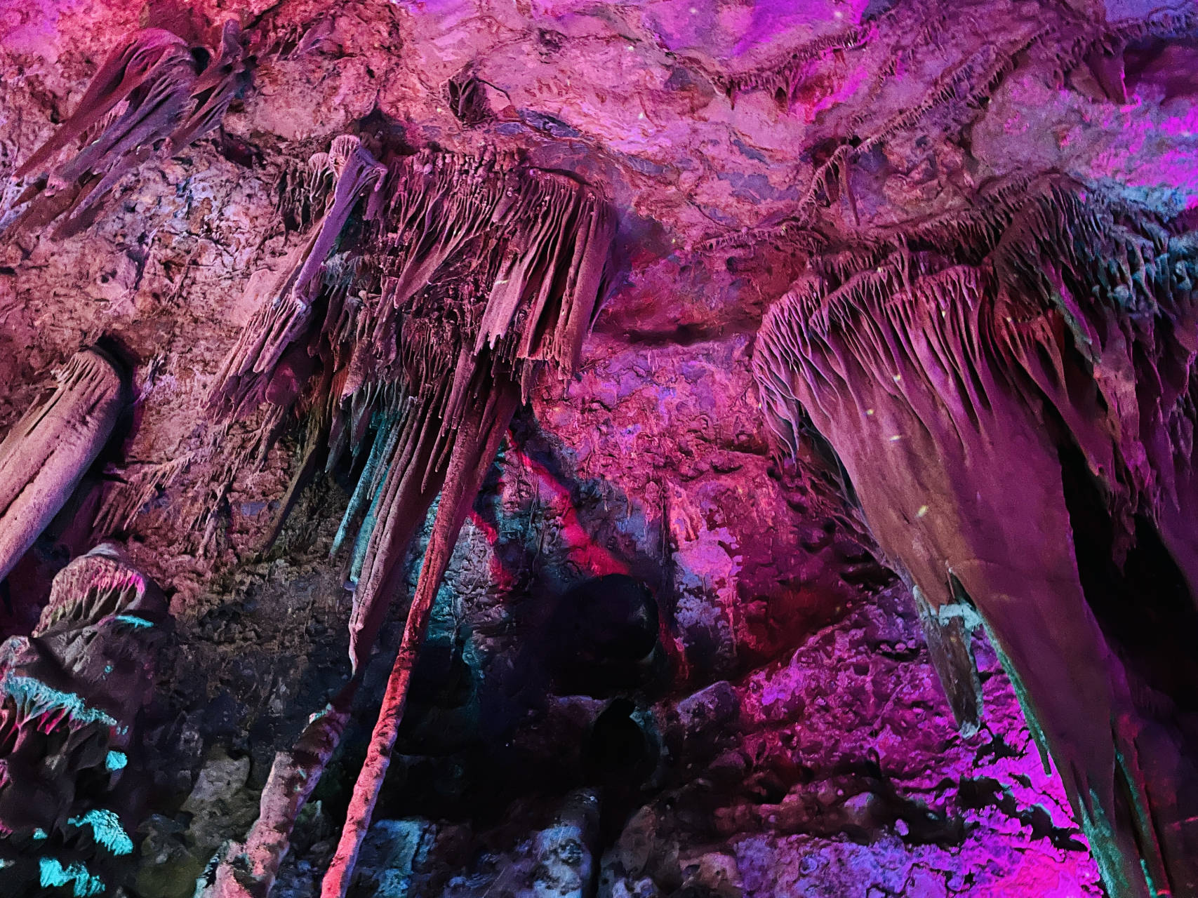 全国各地有着无数的溶洞景点,位于巫溪的4a级景区灵巫洞则以"小而精致