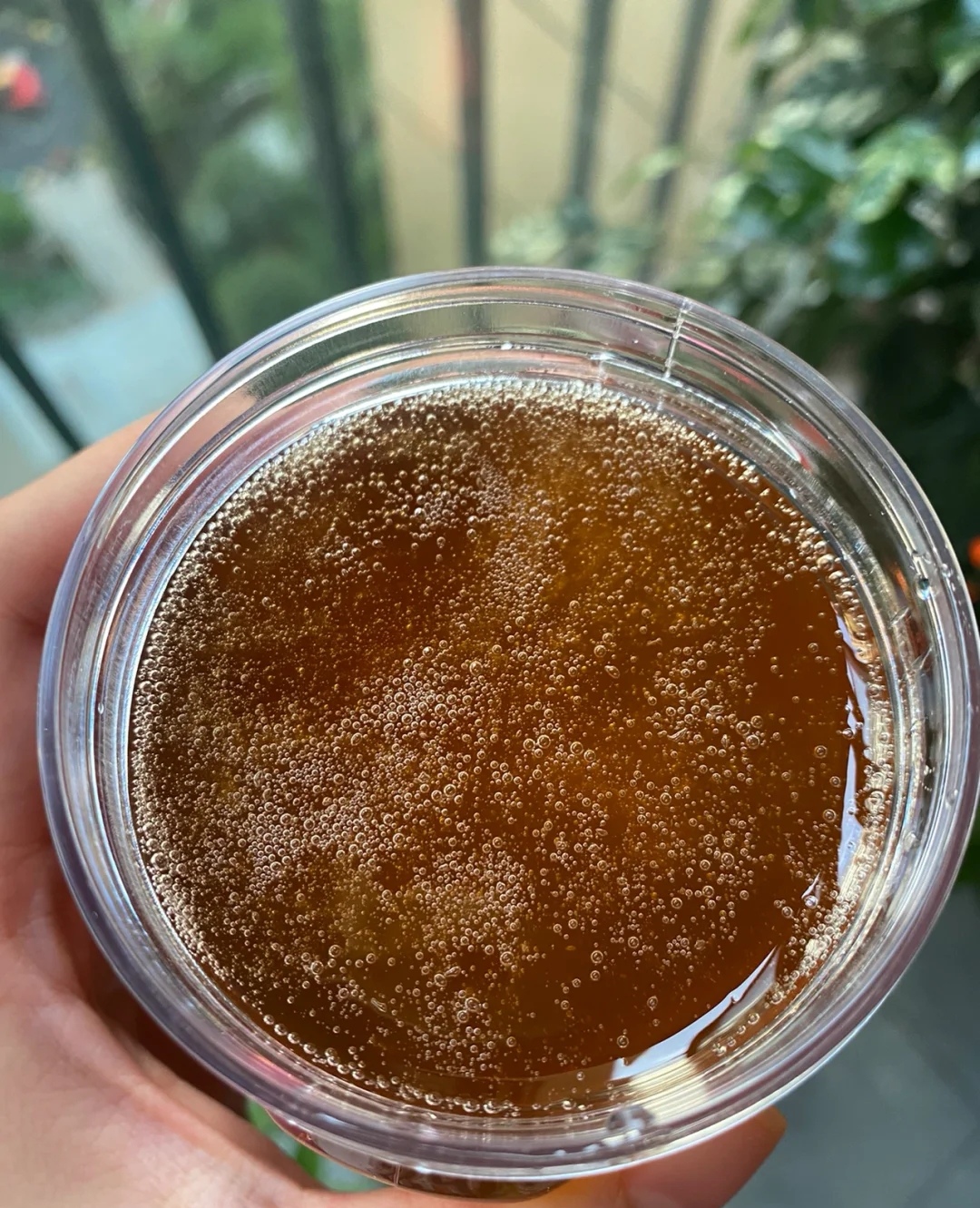 蜂蜜上面一层白色的泡沫是什么(蜂蜜上面一层白色的泡沫是什么东西)