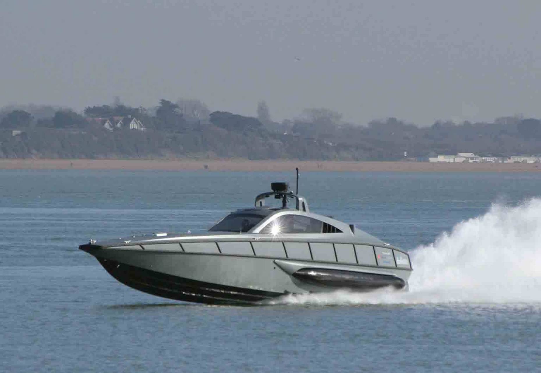 英国xsr高速拦截艇 xsr是英国奎奈蒂克等公司联合研制的一款高速拦截