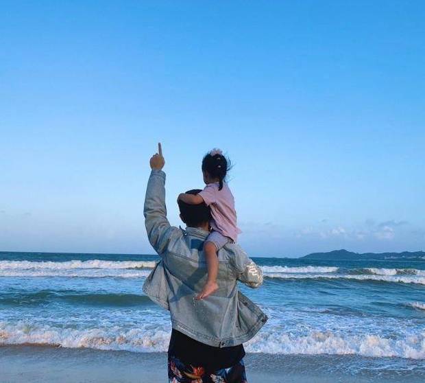 陈赫女儿奴属性爆表,小安安休闲打扮坐肩头,扎起小辫子呆萌可爱