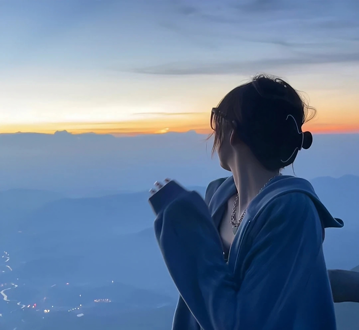 1,杨超越在《你是我的人间烟火》这部剧中说是配角