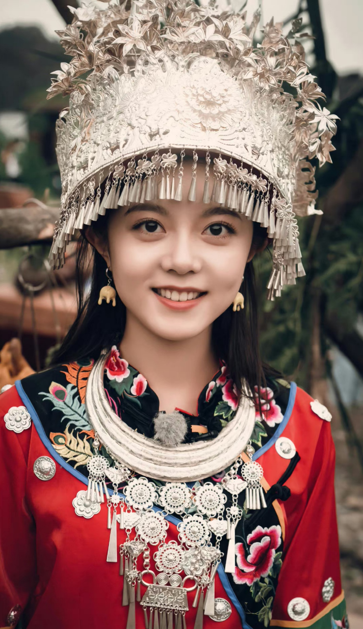 #赵今麦# 一袭苗族传统服饰,眼神灵动可爱,笑容清纯甜美,俏皮灵动的小