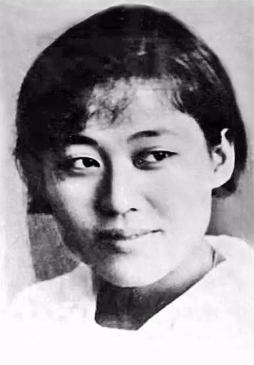 1940年,年仅25岁的陈康荣被日寇拉到郊外,见她死活不招,就用刀将她