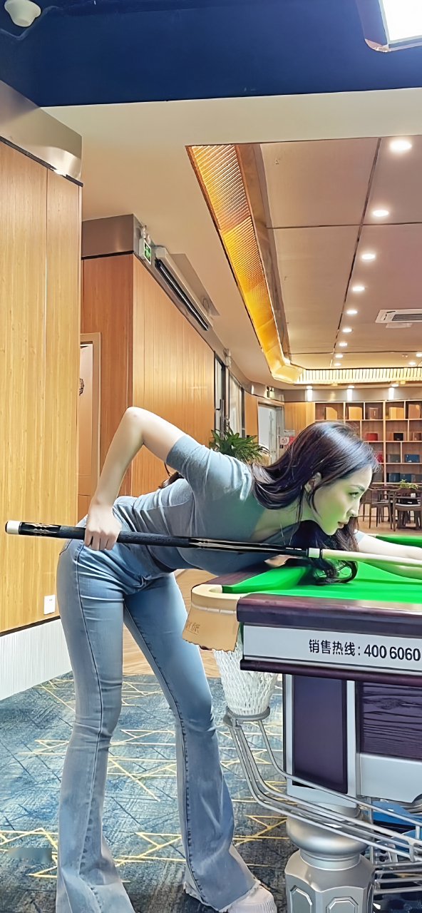 王钟瑶穿牛仔裤打球