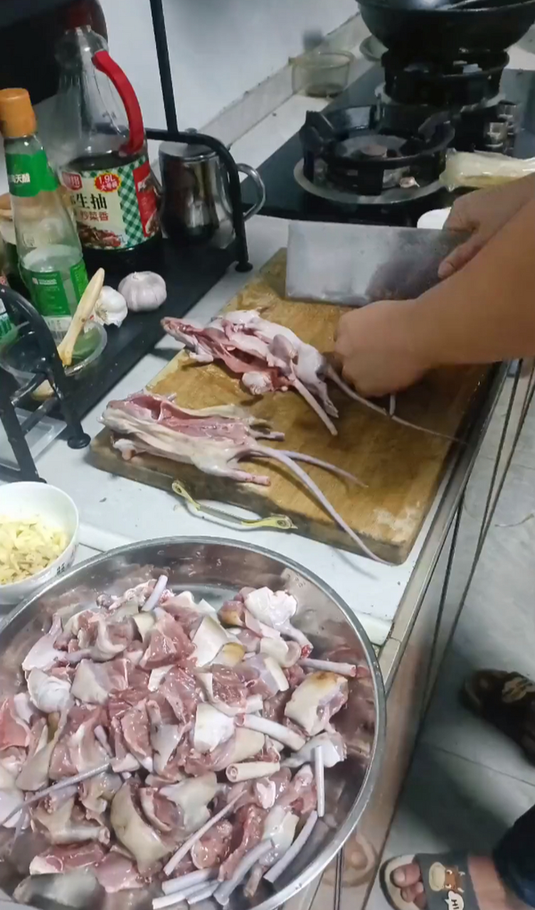 这好像是老鼠肉,大家看看是不是?