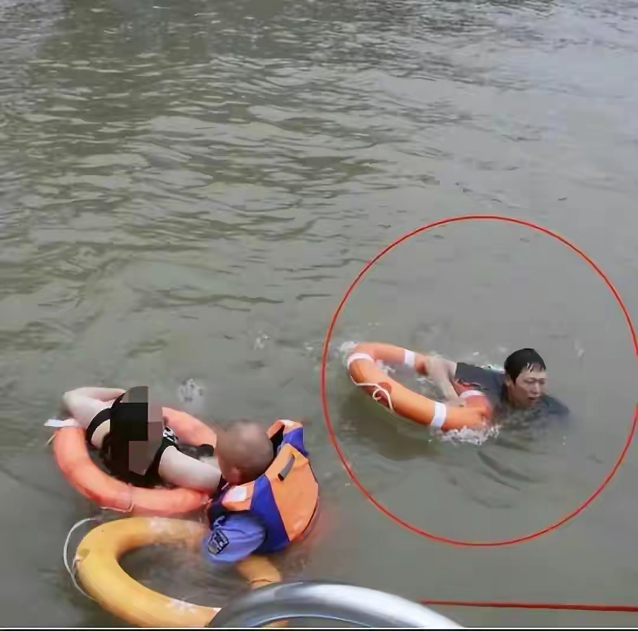 现在网上很多人建议跳桥女和彭清林走进婚姻的殿堂,这不是乱点鸳鸯谱