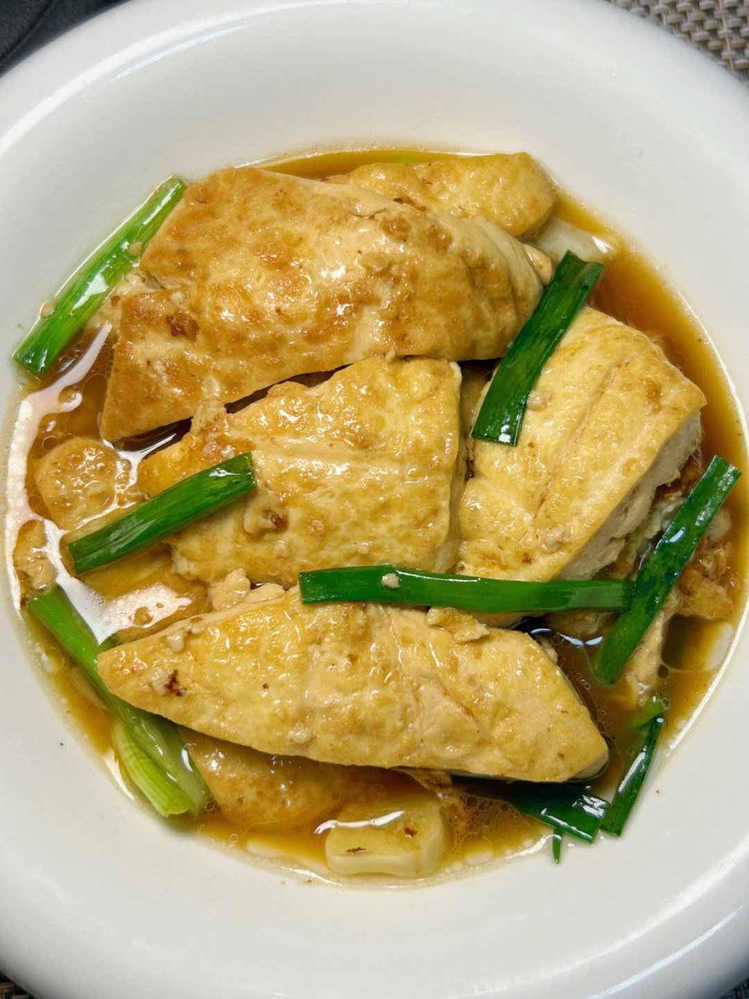 葱烧豆腐 原料嫩豆腐一块 做法 1️⃣豆腐油热下锅煎至两面