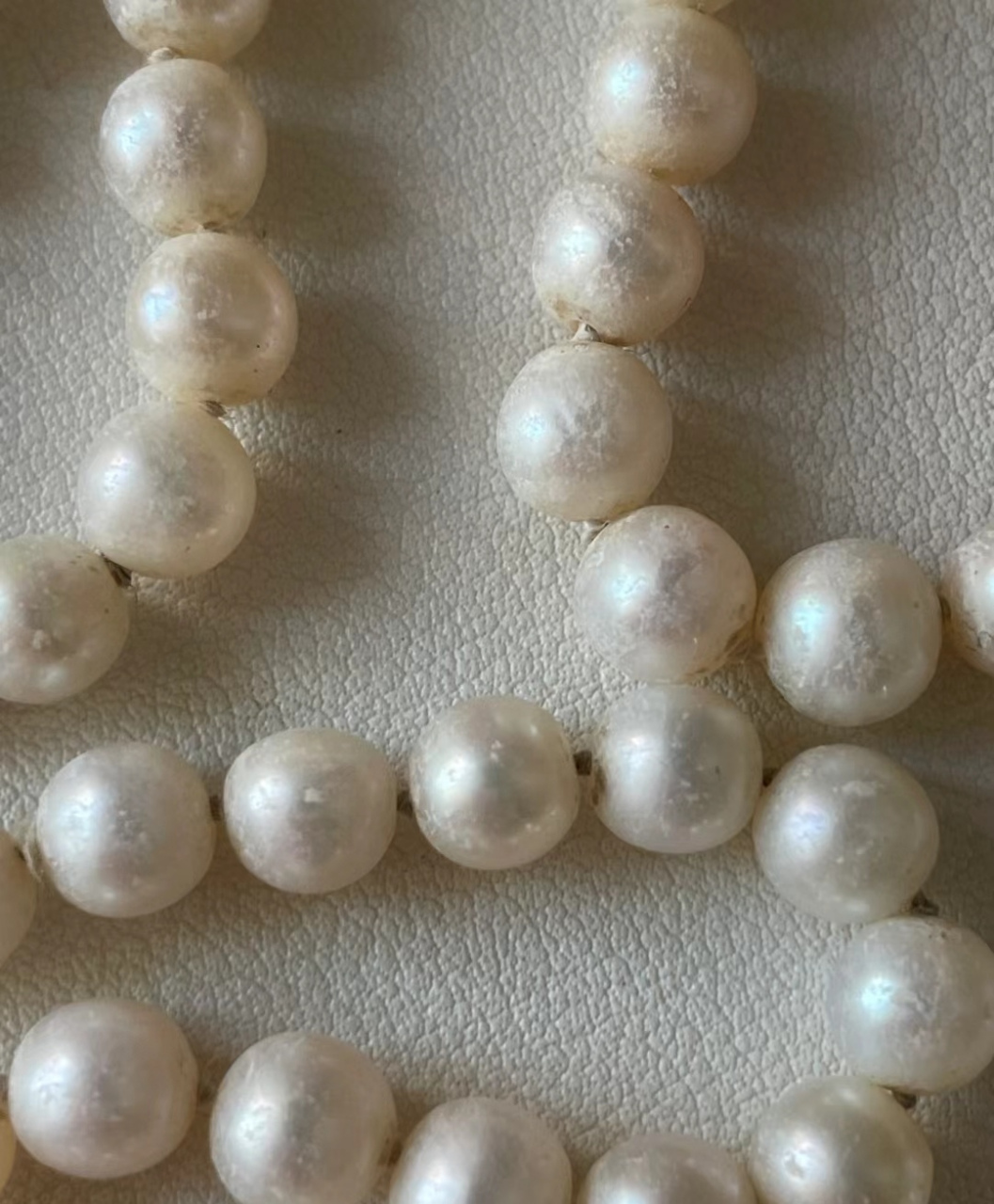 珍珠项链是会被磨损的(图一,二),同时也能修复(图三).