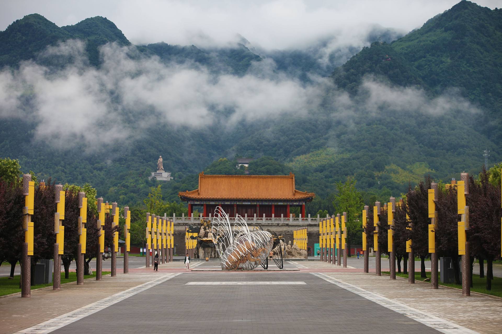 家庭出游季# 雨后步入终南山楼观台,宛若一幅静态的风景画,红墙黄瓦