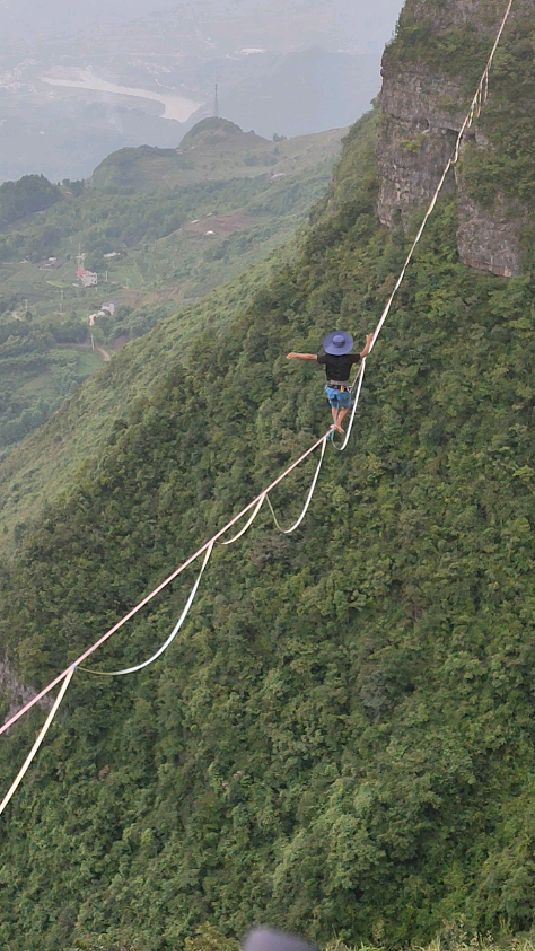 湖南龙山八面山景区高空走钢索表演,无门票