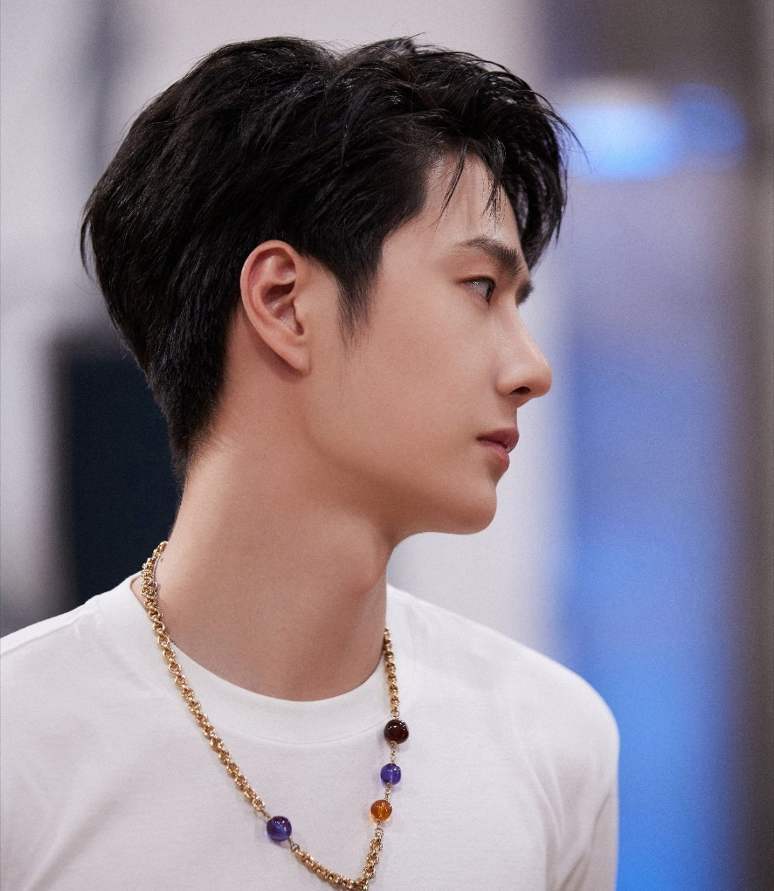 内娱男明星,侧颜千篇一律,一眼望去,不及王一博的独树一帜,喉结加侧颜