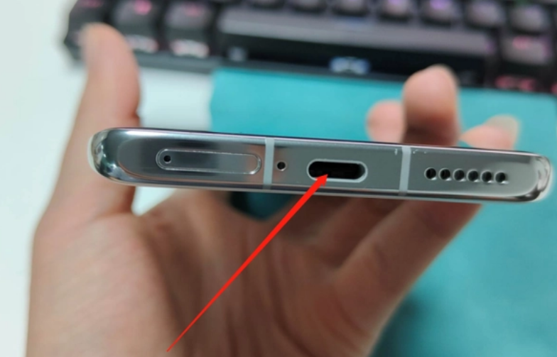 华为p50pro耳机孔在哪里?