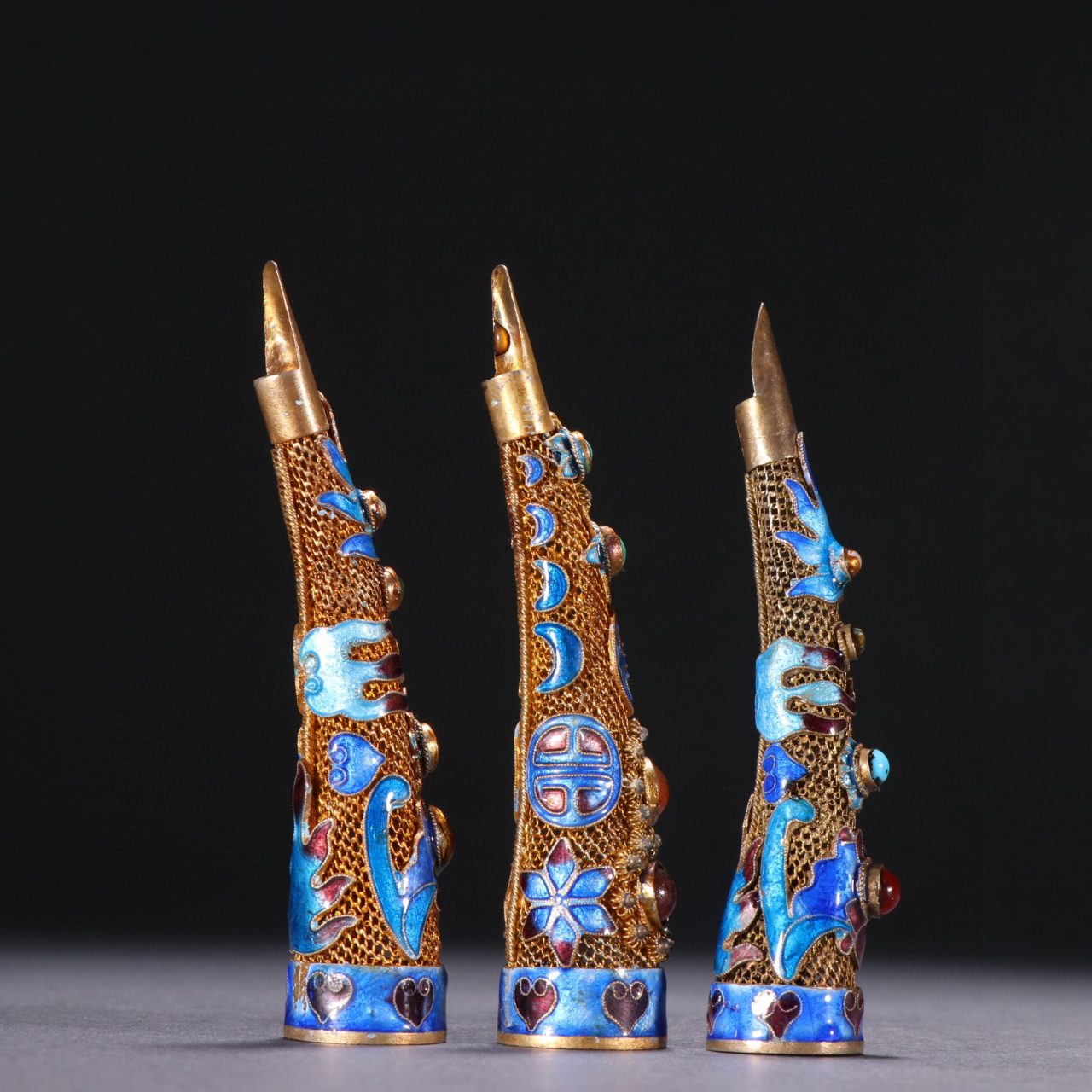 清代 银鎏金烧蓝嵌宝石护甲一套. 规格:长8.7㎝宽1.8㎝总重41g