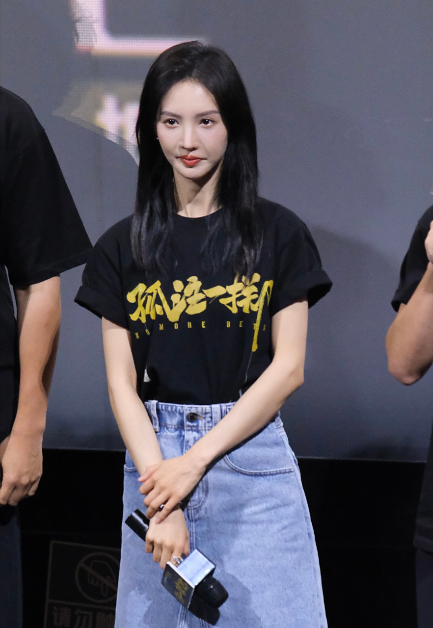 金晨这鼻子咋成这样了鼻尖好尖,鼻翼两侧又奇怪得很,不整不行吗,本来