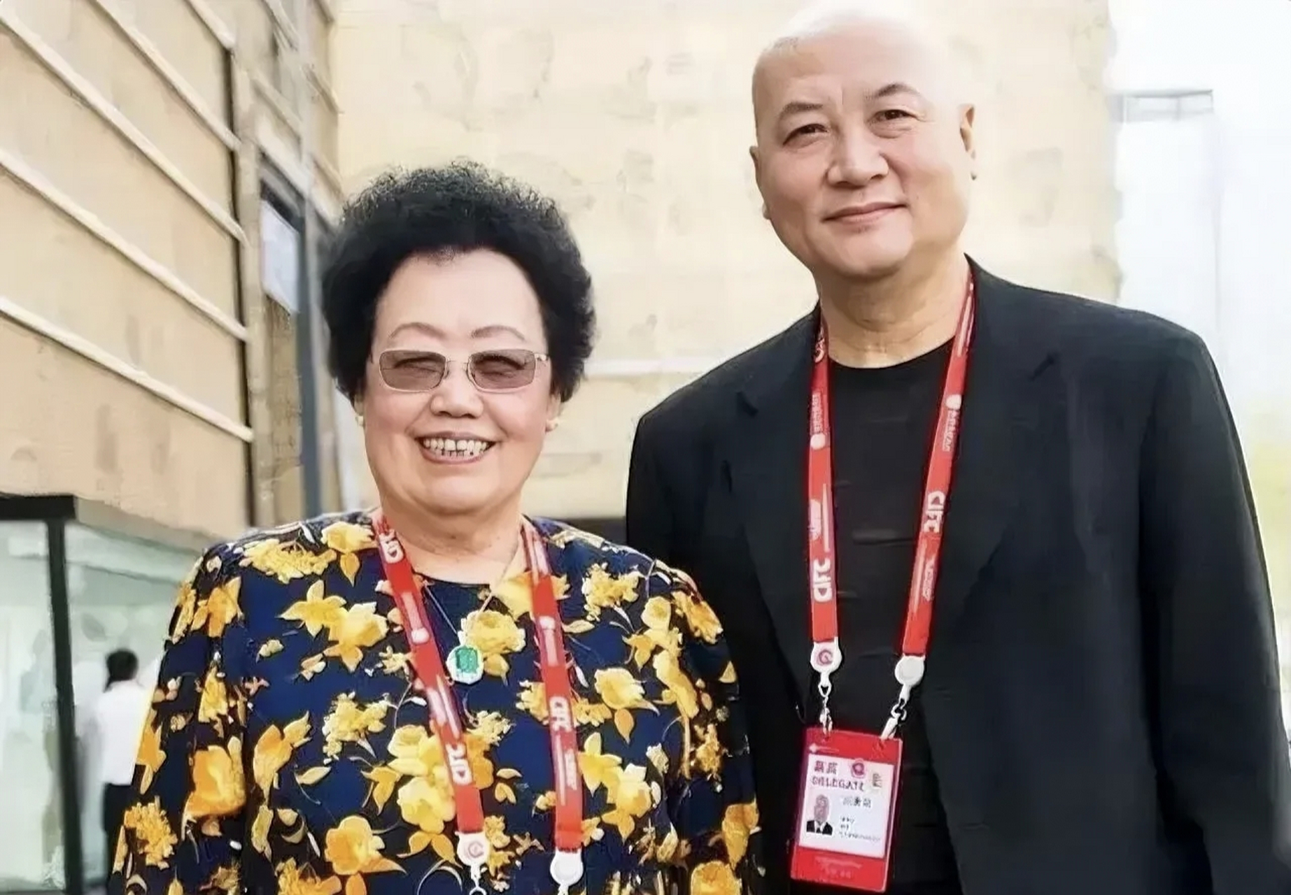 之前陈丽华就结过一次婚,生了3个孩子还认了一个义