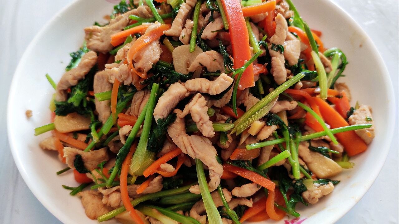农家院美食香菜炒肉丝,鲜香味美,肉丝滑嫩又开胃又下饭