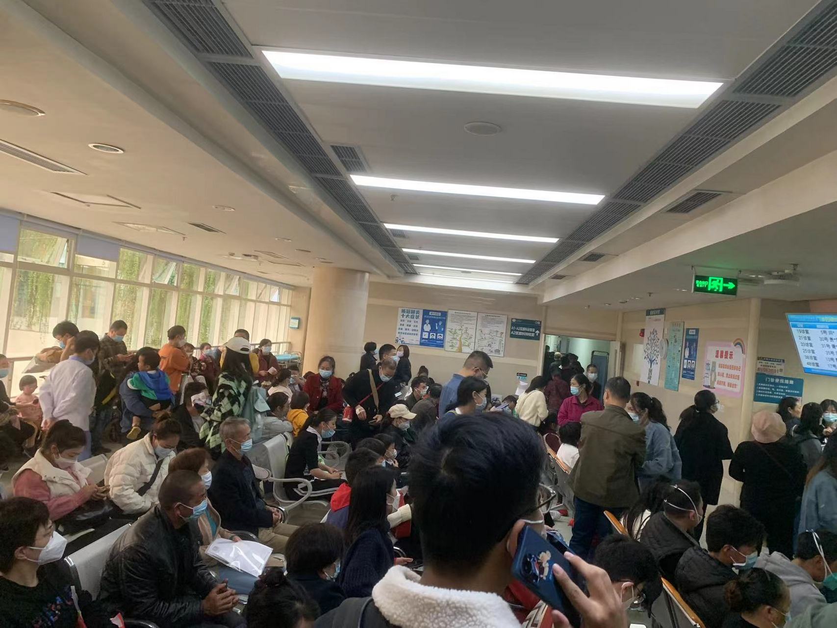 实景成都华西医院四楼眼科就诊现场,儿童视力问题困扰太多的家长!