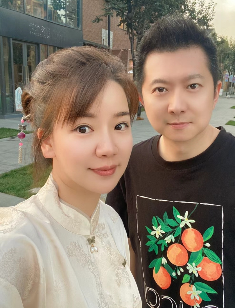 主持人红果果绿泡泡的两个孩子都长大了,女儿面容很像妈妈,姐弟俩鼻梁