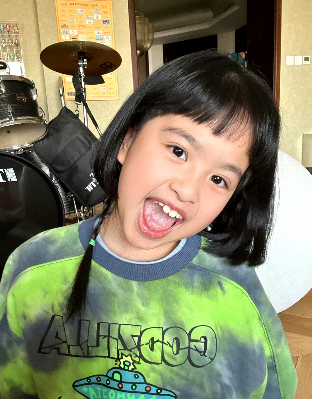 包文婧晒照为女儿包可艾庆祝八岁生日,包饺子都长这么大了!