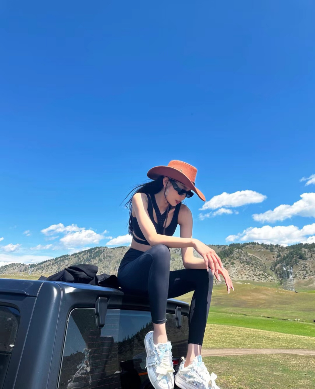 新疆自驾游,车顶拍照炫出新高度,够猛够潇洒!